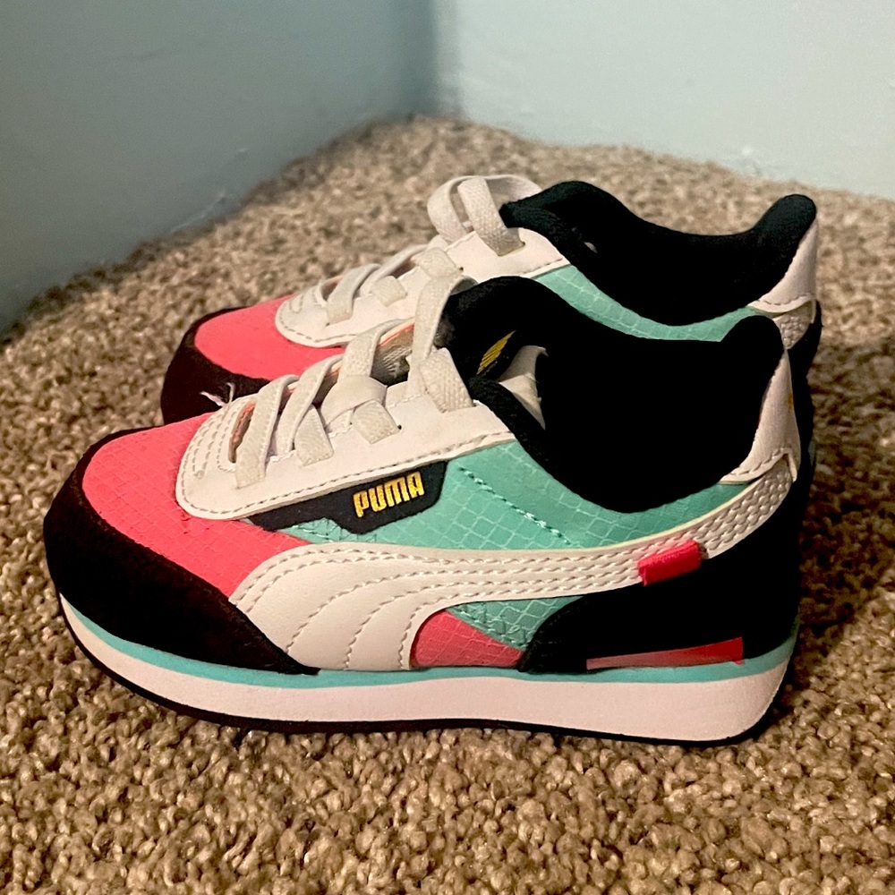 Gently used toddler Boys sneakers size 5